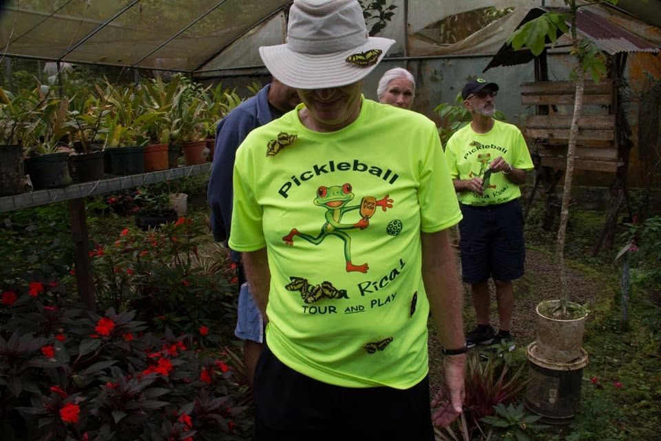 Visitantes observando mariposas dentro del mariposario